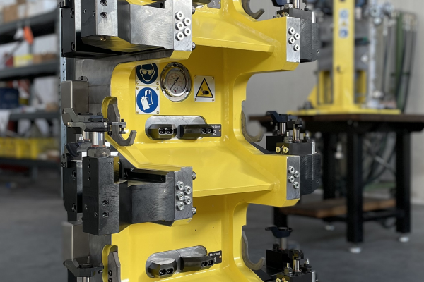 HORIZONTAL 4 AXIS MACHINE TOOLING OF CAST IRON MADE HYDRAULIC PUMP MAIN BODY